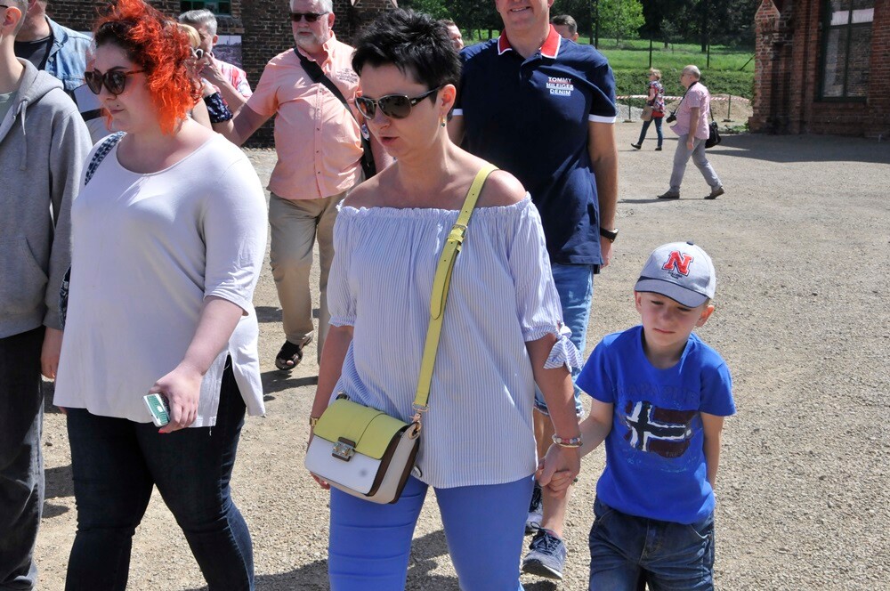 1 maja Muzeum PRL-u po raz ósmy otworzyło dla zwiedzających swe podwoje. Przerobiony na wóz strażacki samochód ciężarowy tatra z 1971 roku, zastava p1100, skuter jawa czy milicyjna nysa - to tylko niektóre z tegorocznych perełek wystawienniczych. Otwarta została też kolejna świeżo wyremontowana „obora”.