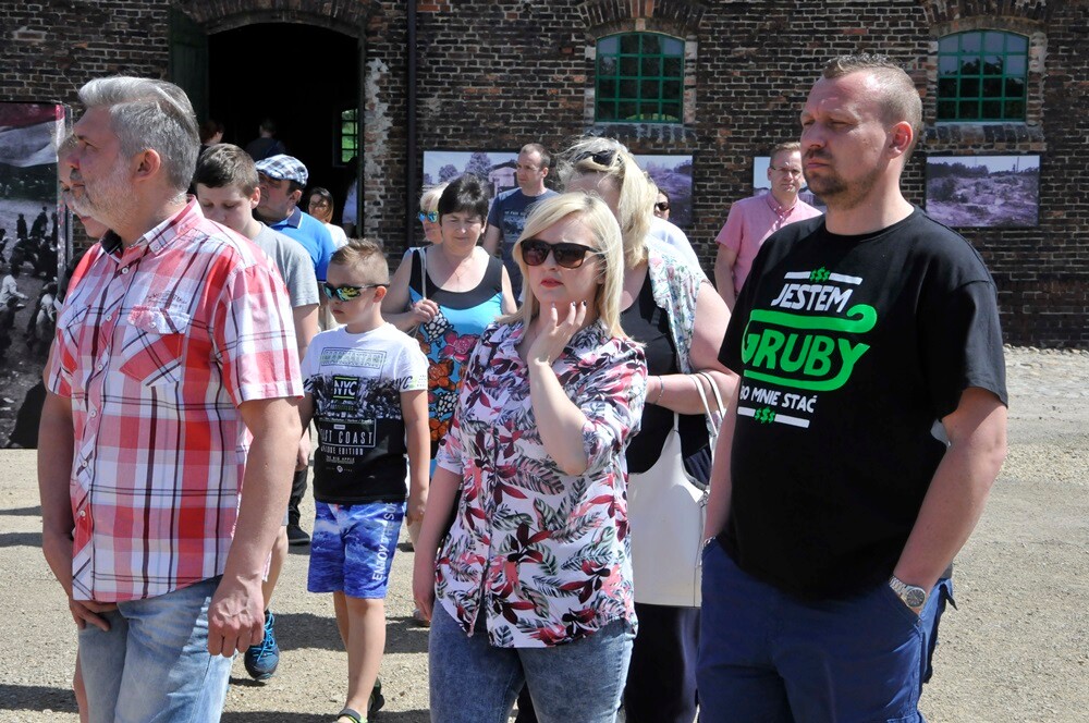 1 maja Muzeum PRL-u po raz ósmy otworzyło dla zwiedzających swe podwoje. Przerobiony na wóz strażacki samochód ciężarowy tatra z 1971 roku, zastava p1100, skuter jawa czy milicyjna nysa - to tylko niektóre z tegorocznych perełek wystawienniczych. Otwarta została też kolejna świeżo wyremontowana „obora”.