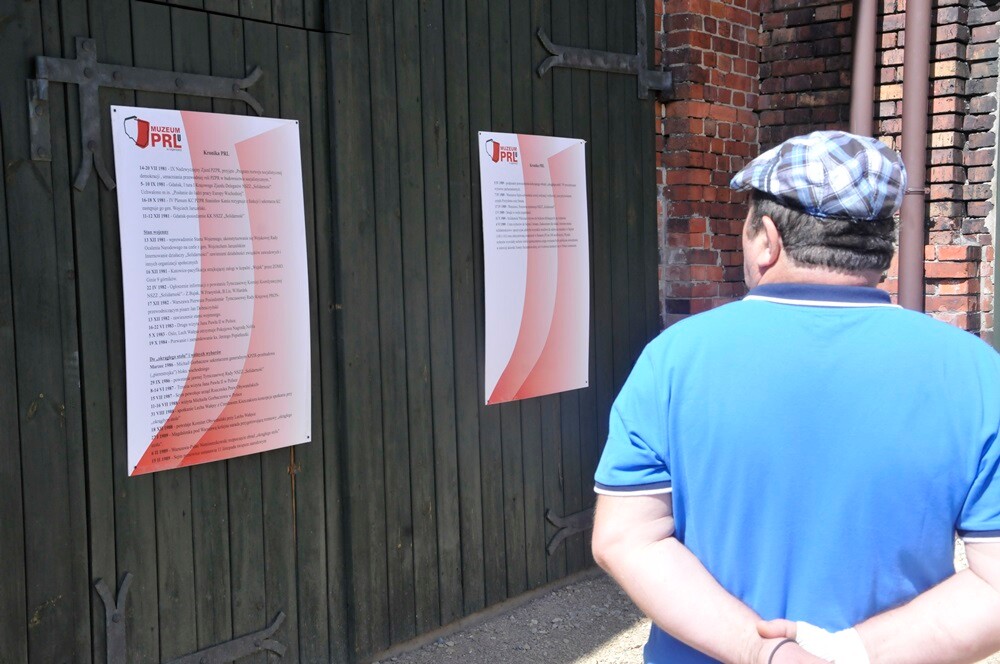 1 maja Muzeum PRL-u po raz ósmy otworzyło dla zwiedzających swe podwoje. Przerobiony na wóz strażacki samochód ciężarowy tatra z 1971 roku, zastava p1100, skuter jawa czy milicyjna nysa - to tylko niektóre z tegorocznych perełek wystawienniczych. Otwarta została też kolejna świeżo wyremontowana „obora”.