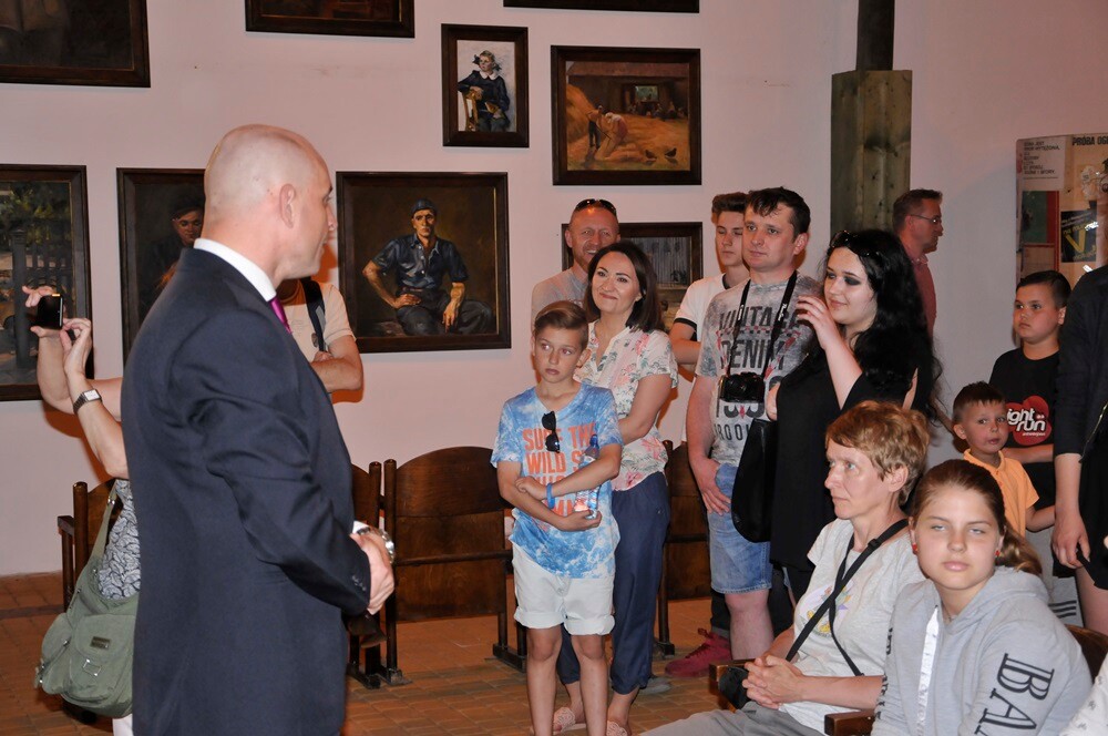 1 maja Muzeum PRL-u po raz ósmy otworzyło dla zwiedzających swe podwoje. Przerobiony na wóz strażacki samochód ciężarowy tatra z 1971 roku, zastava p1100, skuter jawa czy milicyjna nysa - to tylko niektóre z tegorocznych perełek wystawienniczych. Otwarta została też kolejna świeżo wyremontowana „obora”.