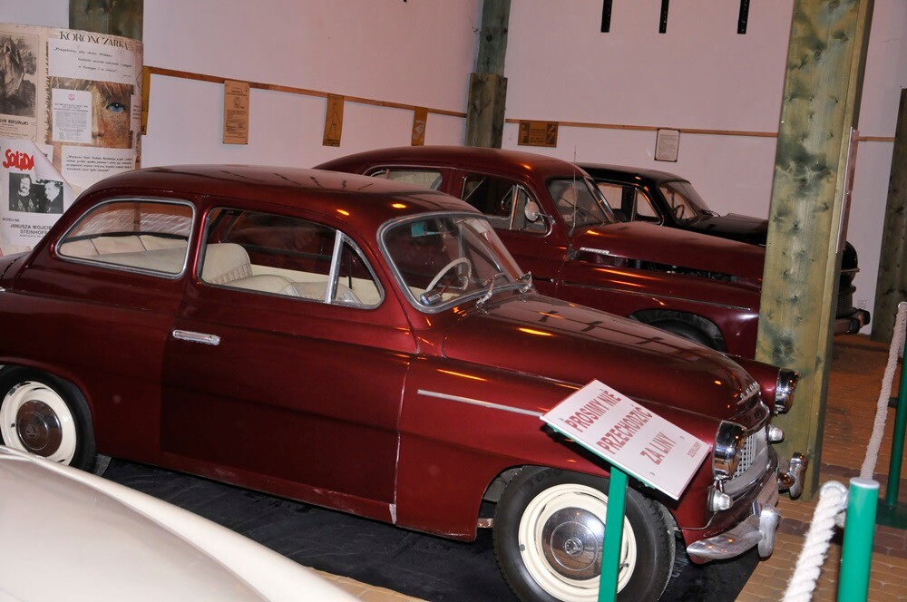 1 maja Muzeum PRL-u po raz ósmy otworzyło dla zwiedzających swe podwoje. Przerobiony na wóz strażacki samochód ciężarowy tatra z 1971 roku, zastava p1100, skuter jawa czy milicyjna nysa - to tylko niektóre z tegorocznych perełek wystawienniczych. Otwarta została też kolejna świeżo wyremontowana „obora”.
