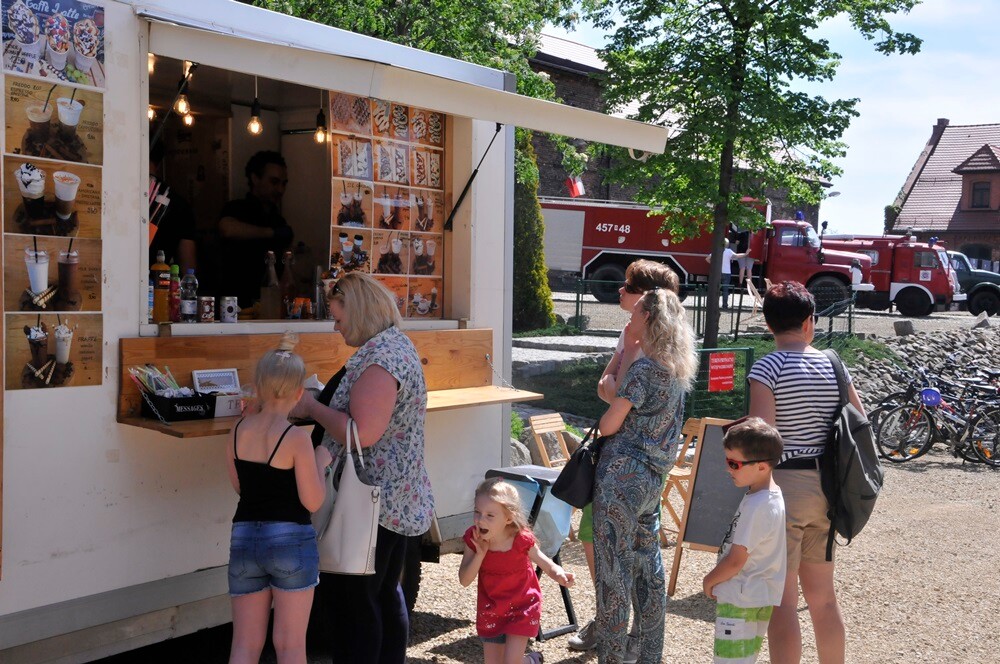 1 maja Muzeum PRL-u po raz ósmy otworzyło dla zwiedzających swe podwoje. Przerobiony na wóz strażacki samochód ciężarowy tatra z 1971 roku, zastava p1100, skuter jawa czy milicyjna nysa - to tylko niektóre z tegorocznych perełek wystawienniczych. Otwarta została też kolejna świeżo wyremontowana „obora”.