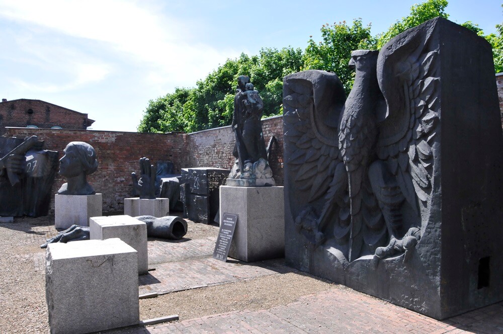 1 maja Muzeum PRL-u po raz ósmy otworzyło dla zwiedzających swe podwoje. Przerobiony na wóz strażacki samochód ciężarowy tatra z 1971 roku, zastava p1100, skuter jawa czy milicyjna nysa - to tylko niektóre z tegorocznych perełek wystawienniczych. Otwarta została też kolejna świeżo wyremontowana „obora”.