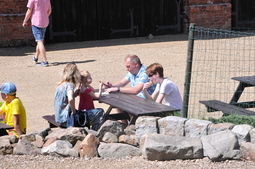 1 maja Muzeum PRL-u po raz ósmy otworzyło dla zwiedzających swe podwoje. Przerobiony na wóz strażacki samochód ciężarowy tatra z 1971 roku, zastava p1100, skuter jawa czy milicyjna nysa - to tylko niektóre z tegorocznych perełek wystawienniczych. Otwarta została też kolejna świeżo wyremontowana „obora”.