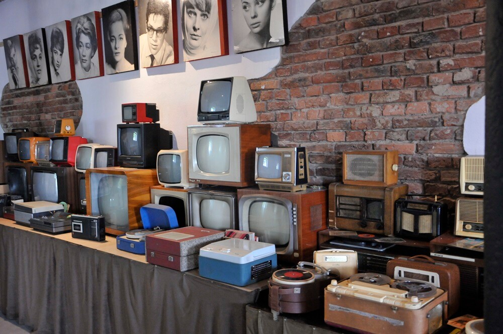 1 maja Muzeum PRL-u po raz ósmy otworzyło dla zwiedzających swe podwoje. Przerobiony na wóz strażacki samochód ciężarowy tatra z 1971 roku, zastava p1100, skuter jawa czy milicyjna nysa - to tylko niektóre z tegorocznych perełek wystawienniczych. Otwarta została też kolejna świeżo wyremontowana „obora”.