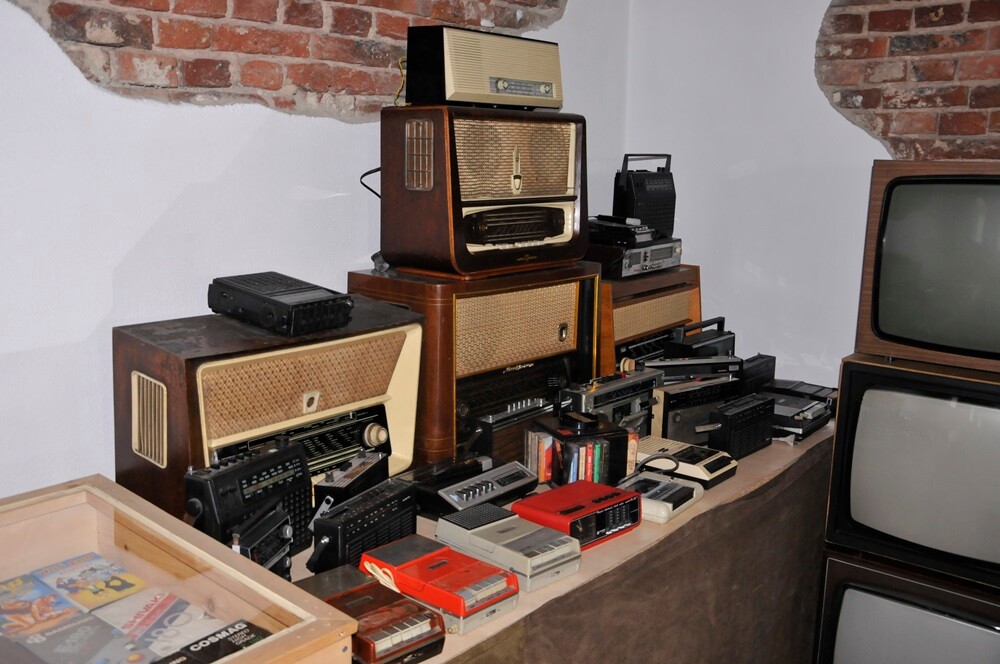 1 maja Muzeum PRL-u po raz ósmy otworzyło dla zwiedzających swe podwoje. Przerobiony na wóz strażacki samochód ciężarowy tatra z 1971 roku, zastava p1100, skuter jawa czy milicyjna nysa - to tylko niektóre z tegorocznych perełek wystawienniczych. Otwarta została też kolejna świeżo wyremontowana „obora”.