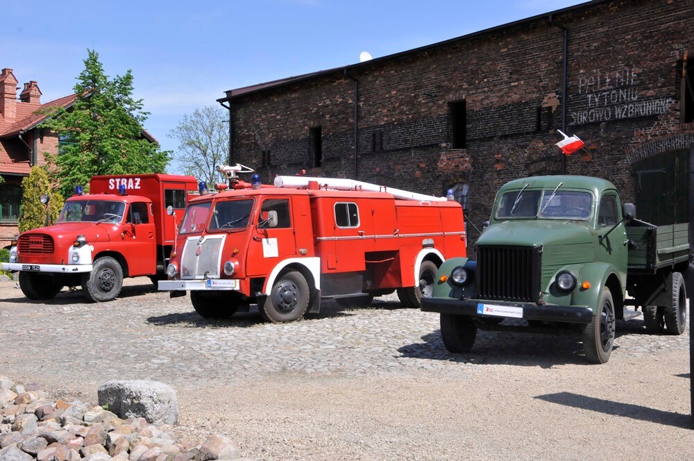 1 maja Muzeum PRL-u po raz ósmy otworzyło dla zwiedzających swe podwoje. Przerobiony na wóz strażacki samochód ciężarowy tatra z 1971 roku, zastava p1100, skuter jawa czy milicyjna nysa - to tylko niektóre z tegorocznych perełek wystawienniczych. Otwarta została też kolejna świeżo wyremontowana „obora”.