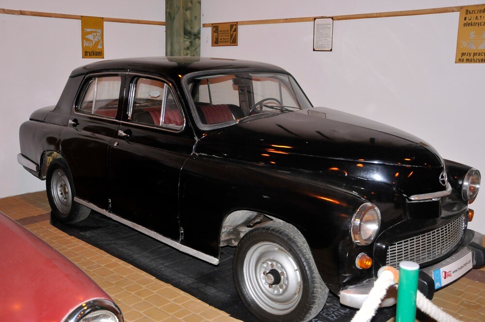 1 maja Muzeum PRL-u po raz ósmy otworzyło dla zwiedzających swe podwoje. Przerobiony na wóz strażacki samochód ciężarowy tatra z 1971 roku, zastava p1100, skuter jawa czy milicyjna nysa - to tylko niektóre z tegorocznych perełek wystawienniczych. Otwarta została też kolejna świeżo wyremontowana „obora”.