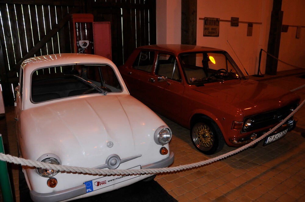 1 maja Muzeum PRL-u po raz ósmy otworzyło dla zwiedzających swe podwoje. Przerobiony na wóz strażacki samochód ciężarowy tatra z 1971 roku, zastava p1100, skuter jawa czy milicyjna nysa - to tylko niektóre z tegorocznych perełek wystawienniczych. Otwarta została też kolejna świeżo wyremontowana „obora”.