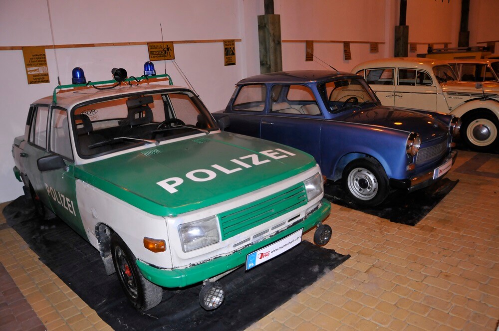 1 maja Muzeum PRL-u po raz ósmy otworzyło dla zwiedzających swe podwoje. Przerobiony na wóz strażacki samochód ciężarowy tatra z 1971 roku, zastava p1100, skuter jawa czy milicyjna nysa - to tylko niektóre z tegorocznych perełek wystawienniczych. Otwarta została też kolejna świeżo wyremontowana „obora”.