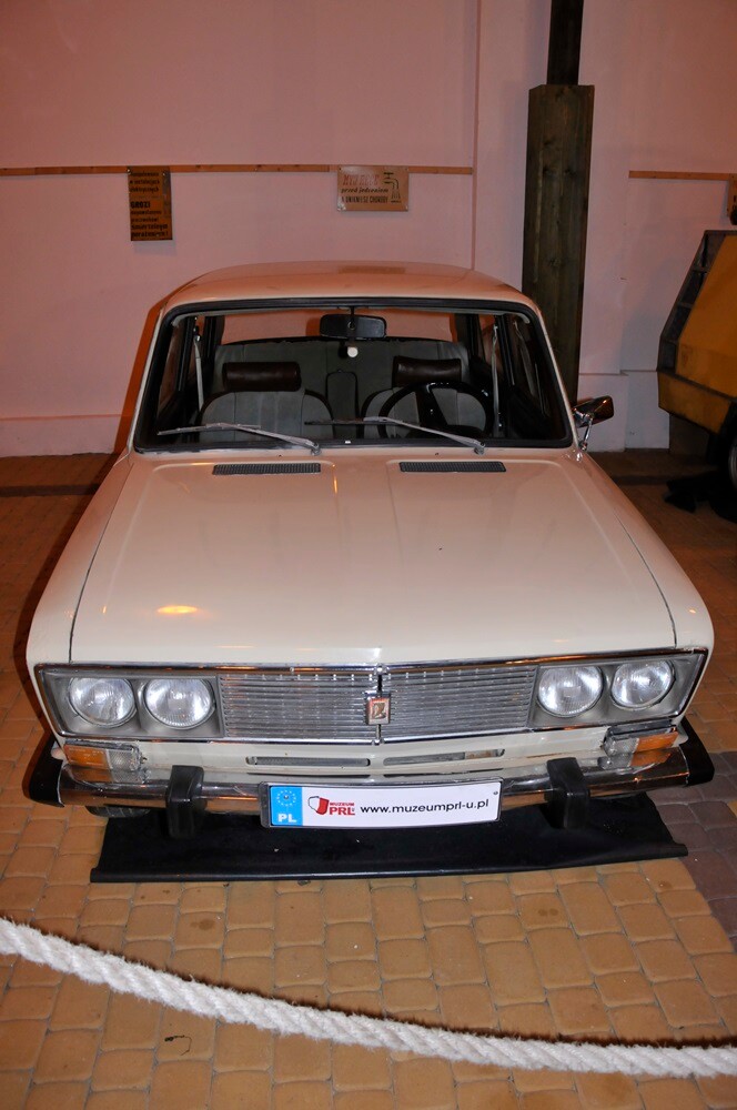 1 maja Muzeum PRL-u po raz ósmy otworzyło dla zwiedzających swe podwoje. Przerobiony na wóz strażacki samochód ciężarowy tatra z 1971 roku, zastava p1100, skuter jawa czy milicyjna nysa - to tylko niektóre z tegorocznych perełek wystawienniczych. Otwarta została też kolejna świeżo wyremontowana „obora”.