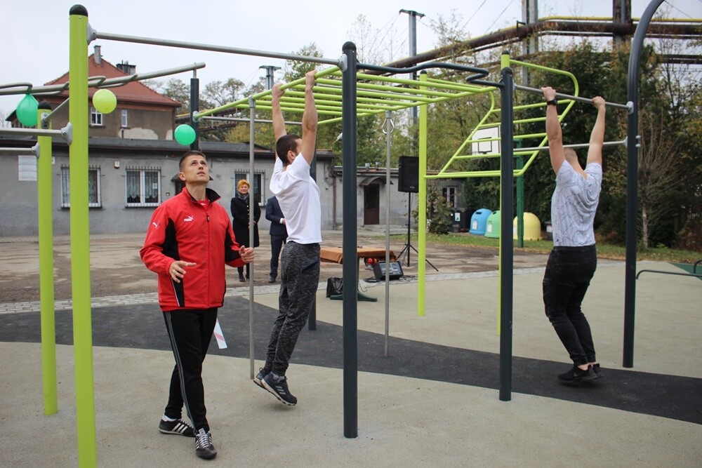 Dzisiaj przy Zespole Szkół nr 1 w Nowym Bytomiu została otwarta strefa crossfit. Dzięki niej uczniowie będą mogli w urozmaicony sposób spędzać lekcje wychowania fizycznego. Strefa powstała w ramach Budżetu Obywatelskiego 2019 i przy okazji będzie służyć także okolicznym mieszkańcom.