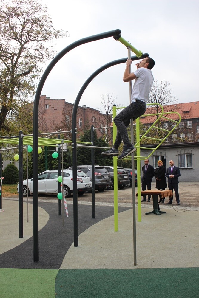 Dzisiaj przy Zespole Szkół nr 1 w Nowym Bytomiu została otwarta strefa crossfit. Dzięki niej uczniowie będą mogli w urozmaicony sposób spędzać lekcje wychowania fizycznego. Strefa powstała w ramach Budżetu Obywatelskiego 2019 i przy okazji będzie służyć także okolicznym mieszkańcom.