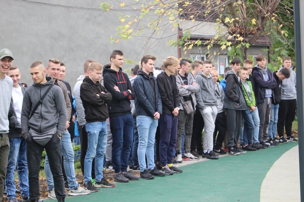 Dzisiaj przy Zespole Szkół nr 1 w Nowym Bytomiu została otwarta strefa crossfit. Dzięki niej uczniowie będą mogli w urozmaicony sposób spędzać lekcje wychowania fizycznego. Strefa powstała w ramach Budżetu Obywatelskiego 2019 i przy okazji będzie służyć także okolicznym mieszkańcom.