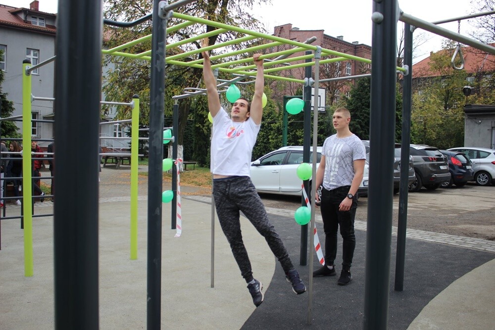 Dzisiaj przy Zespole Szkół nr 1 w Nowym Bytomiu została otwarta strefa crossfit. Dzięki niej uczniowie będą mogli w urozmaicony sposób spędzać lekcje wychowania fizycznego. Strefa powstała w ramach Budżetu Obywatelskiego 2019 i przy okazji będzie służyć także okolicznym mieszkańcom.