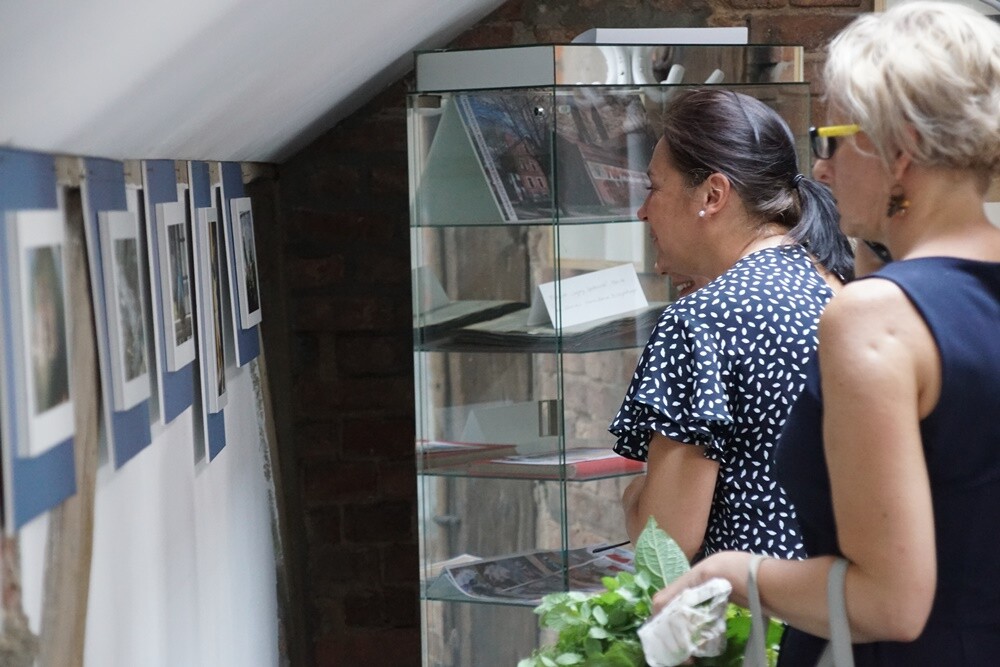 Od wczoraj w Galerii Czapla, można podziwiać wyjątkowe fotografie mecenas Ewy Szklarczyk. Otwarcie wystawy "Z obiektywem przez życie" przyciągnęło wielu miłośników fotografii. Współorganizatorem wydarzenia było Towarzystwo Miłośników Orzegowa.