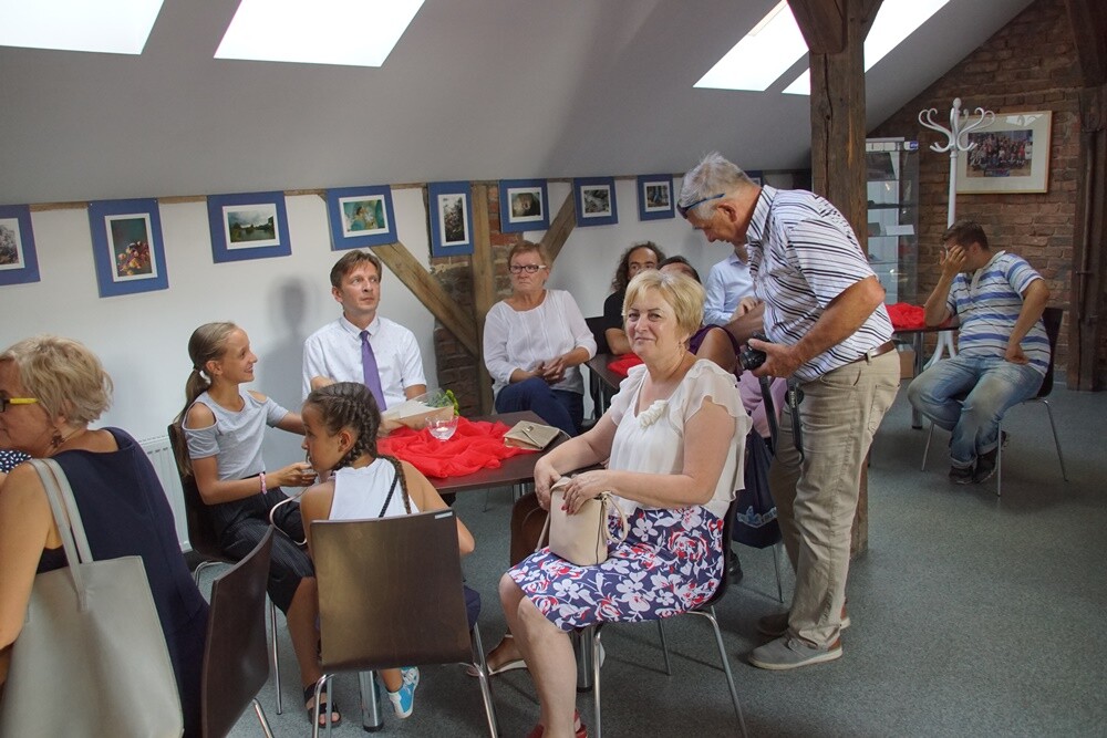 Od wczoraj w Galerii Czapla, można podziwiać wyjątkowe fotografie mecenas Ewy Szklarczyk. Otwarcie wystawy "Z obiektywem przez życie" przyciągnęło wielu miłośników fotografii. Współorganizatorem wydarzenia było Towarzystwo Miłośników Orzegowa.