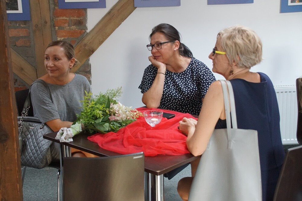 Od wczoraj w Galerii Czapla, można podziwiać wyjątkowe fotografie mecenas Ewy Szklarczyk. Otwarcie wystawy "Z obiektywem przez życie" przyciągnęło wielu miłośników fotografii. Współorganizatorem wydarzenia było Towarzystwo Miłośników Orzegowa.