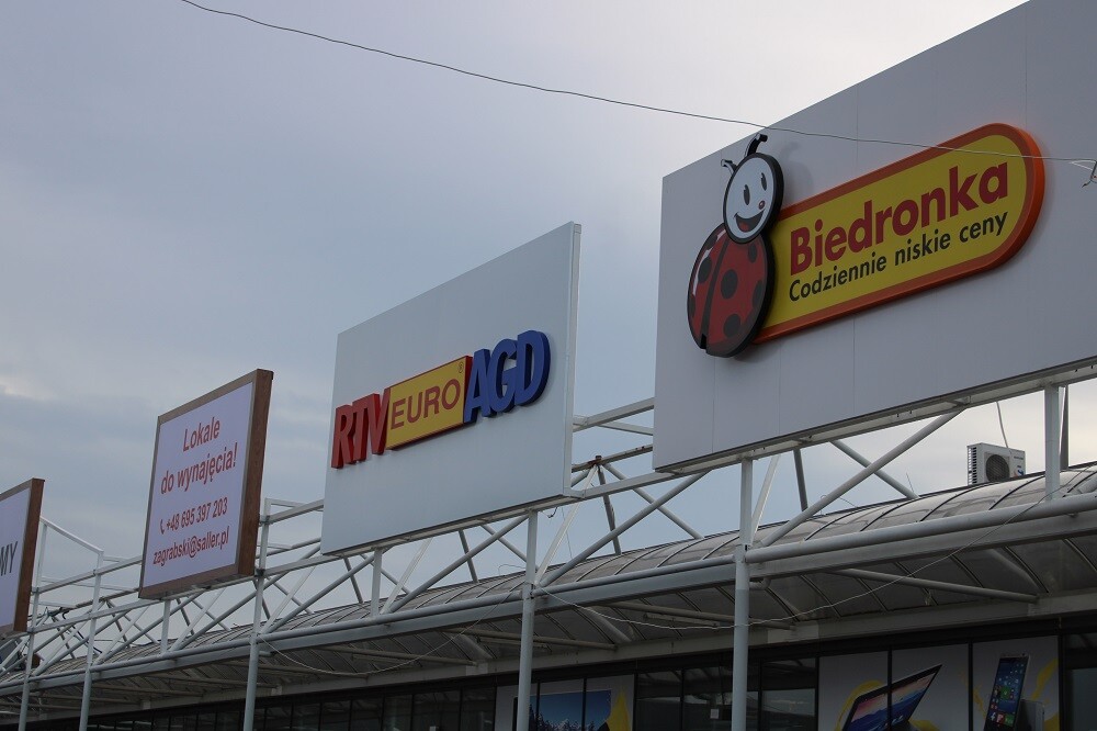 Powoli dobiega końca budowa parku handlowego S1 Center u zbiegu ulic Jana Pawła II i Alei Zjednoczonej Europy w Żorach. O rozbudowie pisaliśmy już w ubiegłym roku kiedy to do najemców dołączyli Action, CCC, salon Empik oraz drogeria Hebe, a swoją powierzchnię powiększyli : Biedronka, Jysk, oraz RTV Euro AGD.