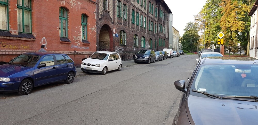 Niektórzy mieszkańcy zauważają, że decyzja władz miasta może pogłębić jeszcze problem z zaparkowaniem w centrum Nowego Bytomia. 