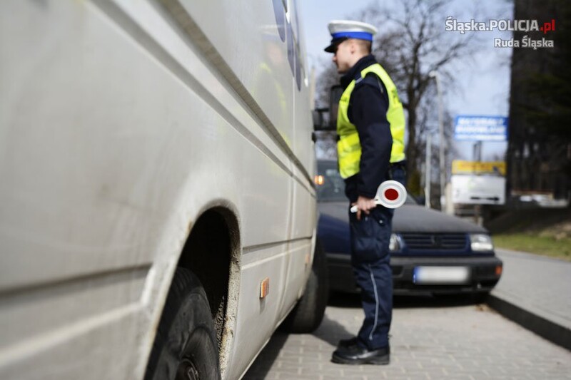 Parkowanie na chodnikach - policja ostrzega przed konsekwencjami prawymi
