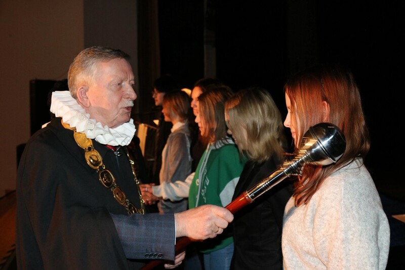 Pasowanie na ucznia w Rudzie Śląskiej – 67 młodych rzemieślników rozpoczyna naukę