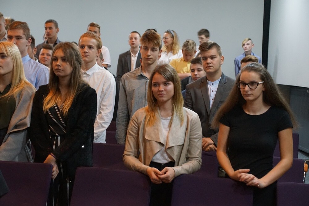 Aż 122 uczniów zawodów rzemieślniczych rozpoczęło w tym roku szkolnym praktyczną naukę zawodu w 46 zakładach. Dzisiaj w Domu Kultury w Bielszowicach odbyło się tradycyjne pasowanie na ucznia w rzemiośle, które zorganizował Rudzki Cech Rzemiosł i Przedsiębiorczości.