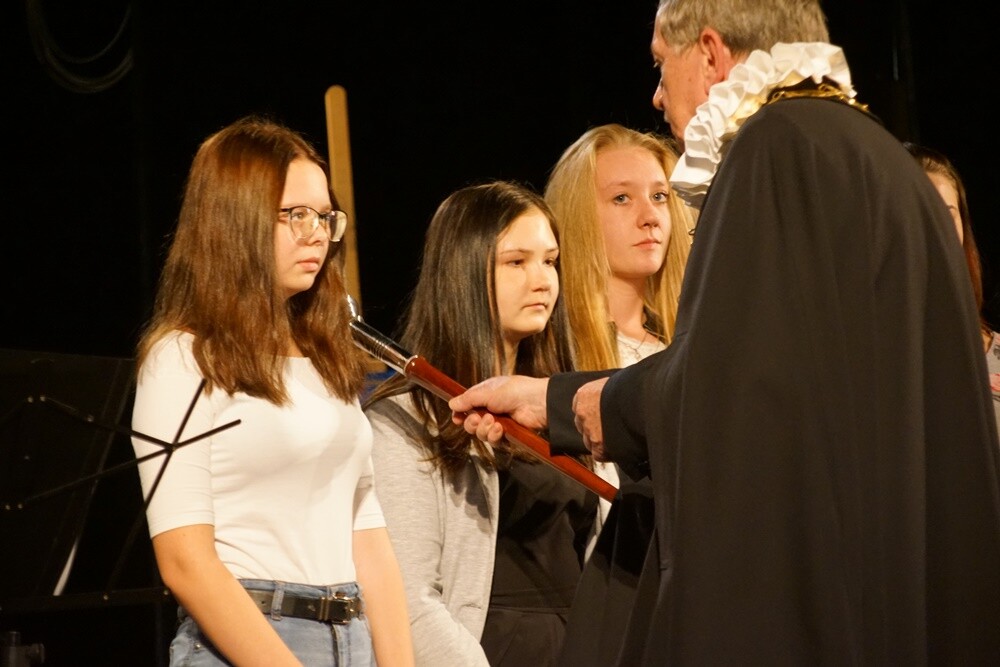 Aż 122 uczniów zawodów rzemieślniczych rozpoczęło w tym roku szkolnym praktyczną naukę zawodu w 46 zakładach. Dzisiaj w Domu Kultury w Bielszowicach odbyło się tradycyjne pasowanie na ucznia w rzemiośle, które zorganizował Rudzki Cech Rzemiosł i Przedsiębiorczości.