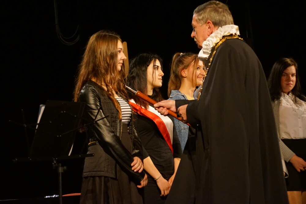 Aż 122 uczniów zawodów rzemieślniczych rozpoczęło w tym roku szkolnym praktyczną naukę zawodu w 46 zakładach. Dzisiaj w Domu Kultury w Bielszowicach odbyło się tradycyjne pasowanie na ucznia w rzemiośle, które zorganizował Rudzki Cech Rzemiosł i Przedsiębiorczości.