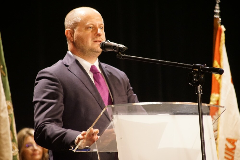 Aż 122 uczniów zawodów rzemieślniczych rozpoczęło w tym roku szkolnym praktyczną naukę zawodu w 46 zakładach. Dzisiaj w Domu Kultury w Bielszowicach odbyło się tradycyjne pasowanie na ucznia w rzemiośle, które zorganizował Rudzki Cech Rzemiosł i Przedsiębiorczości.