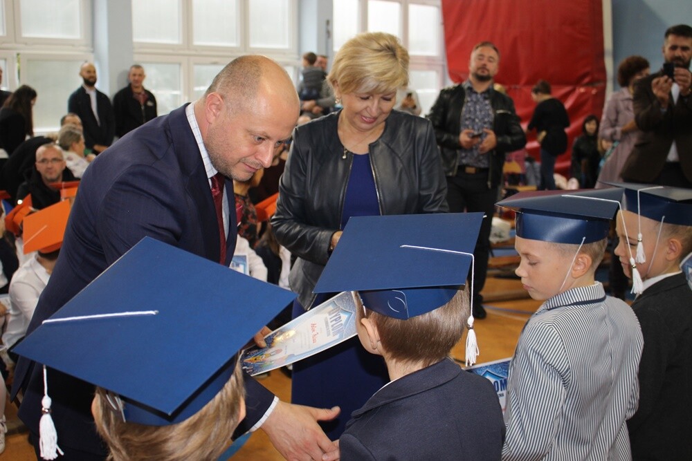 Dziś był wielki dzień dla pierwszoklasistów, którzy złożyli ślubowanie i byli pasowani na ucznia Szkoły Podstawowej Sportowej nr 15. 

fot. UM Ruda Śląska