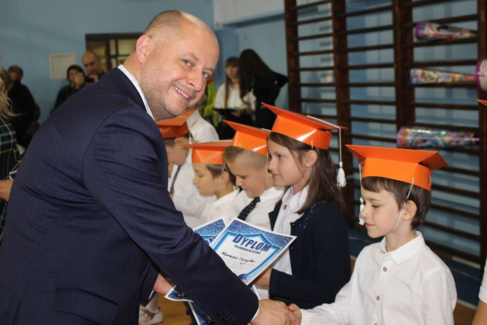 Dziś był wielki dzień dla pierwszoklasistów, którzy złożyli ślubowanie i byli pasowani na ucznia Szkoły Podstawowej Sportowej nr 15. 

fot. UM Ruda Śląska