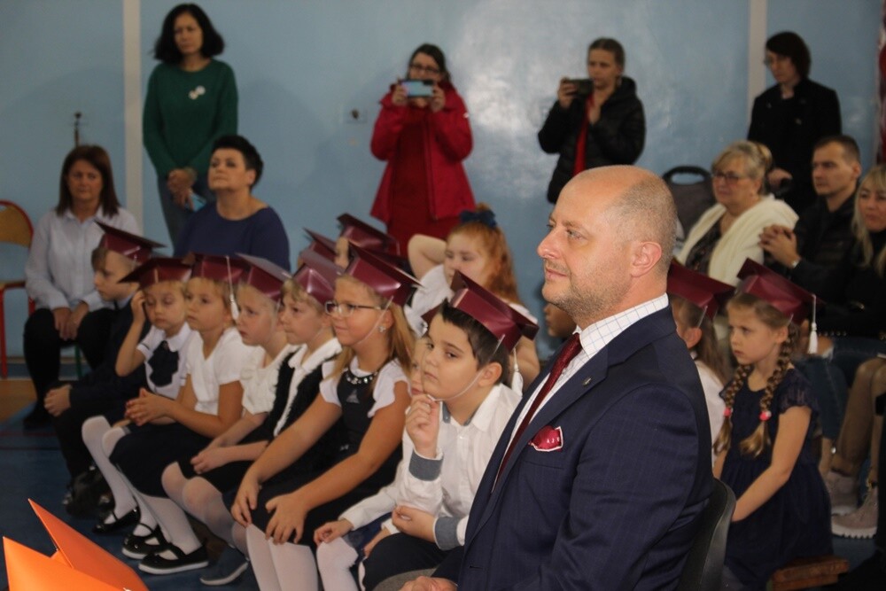 Dziś był wielki dzień dla pierwszoklasistów, którzy złożyli ślubowanie i byli pasowani na ucznia Szkoły Podstawowej Sportowej nr 15. 

fot. UM Ruda Śląska