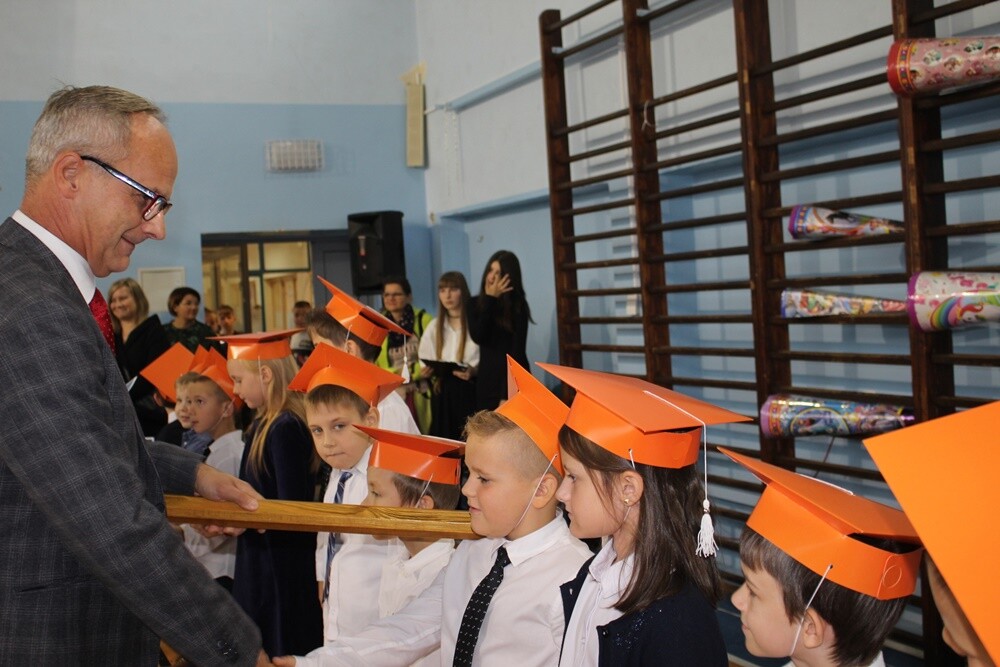 Dziś był wielki dzień dla pierwszoklasistów, którzy złożyli ślubowanie i byli pasowani na ucznia Szkoły Podstawowej Sportowej nr 15. 

fot. UM Ruda Śląska