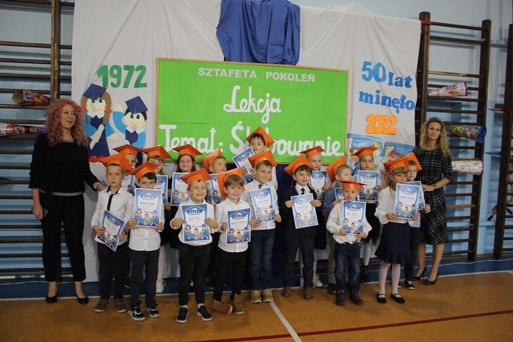 Dziś był wielki dzień dla pierwszoklasistów, którzy złożyli ślubowanie i byli pasowani na ucznia Szkoły Podstawowej Sportowej nr 15. 

fot. UM Ruda Śląska