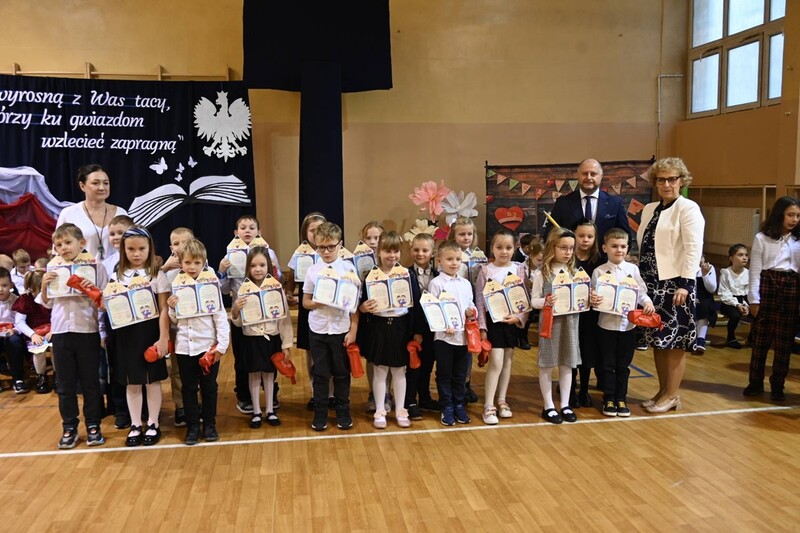 Pasowanie pierwszoklasistów na uczniów w Szkole Podstawowej nr 8