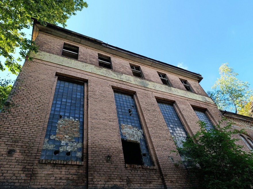 Dawniej mieściła się tu Fabryka Margaryny, dziś pogrążony w ruinie zabytkowy budynek stoi pusty. Obiekt oklejony jest tablicami ostrzegającymi, że grozi zawaleniem, tuż obok niego znajduje się jeden z popularnych marketów, a już niedługo podróżni będą korzystali z przystanku autobusowego, który powstaje w jego bezpośrednim sąsiedztwie. A jaki jest jego stan techniczny?