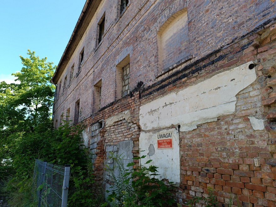 Dawniej mieściła się tu Fabryka Margaryny, dziś pogrążony w ruinie zabytkowy budynek stoi pusty. Obiekt oklejony jest tablicami ostrzegającymi, że grozi zawaleniem, tuż obok niego znajduje się jeden z popularnych marketów, a już niedługo podróżni będą korzystali z przystanku autobusowego, który powstaje w jego bezpośrednim sąsiedztwie. A jaki jest jego stan techniczny?