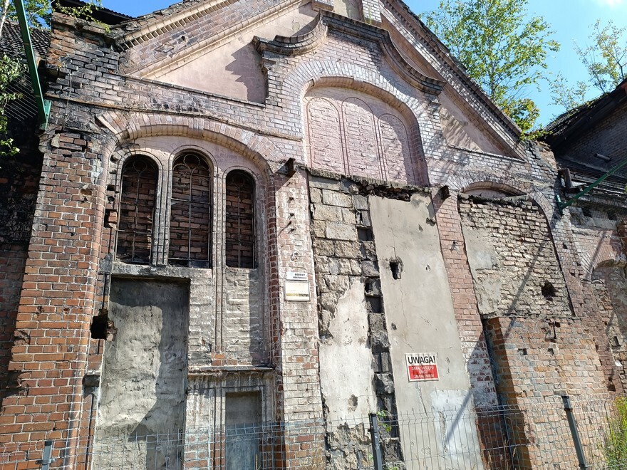 Dawniej mieściła się tu Fabryka Margaryny, dziś pogrążony w ruinie zabytkowy budynek stoi pusty. Obiekt oklejony jest tablicami ostrzegającymi, że grozi zawaleniem, tuż obok niego znajduje się jeden z popularnych marketów, a już niedługo podróżni będą korzystali z przystanku autobusowego, który powstaje w jego bezpośrednim sąsiedztwie. A jaki jest jego stan techniczny?