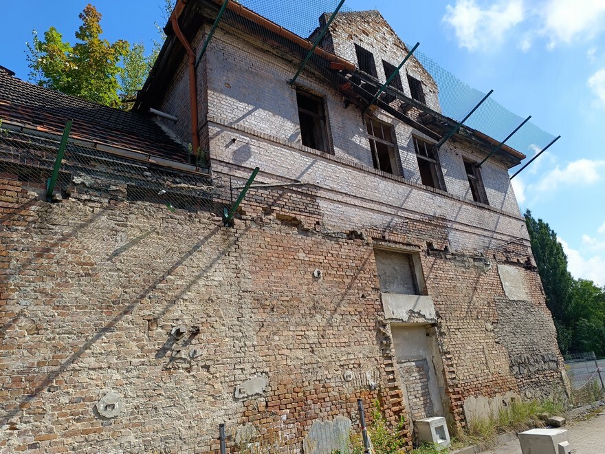 Dawniej mieściła się tu Fabryka Margaryny, dziś pogrążony w ruinie zabytkowy budynek stoi pusty. Obiekt oklejony jest tablicami ostrzegającymi, że grozi zawaleniem, tuż obok niego znajduje się jeden z popularnych marketów, a już niedługo podróżni będą korzystali z przystanku autobusowego, który powstaje w jego bezpośrednim sąsiedztwie. A jaki jest jego stan techniczny?