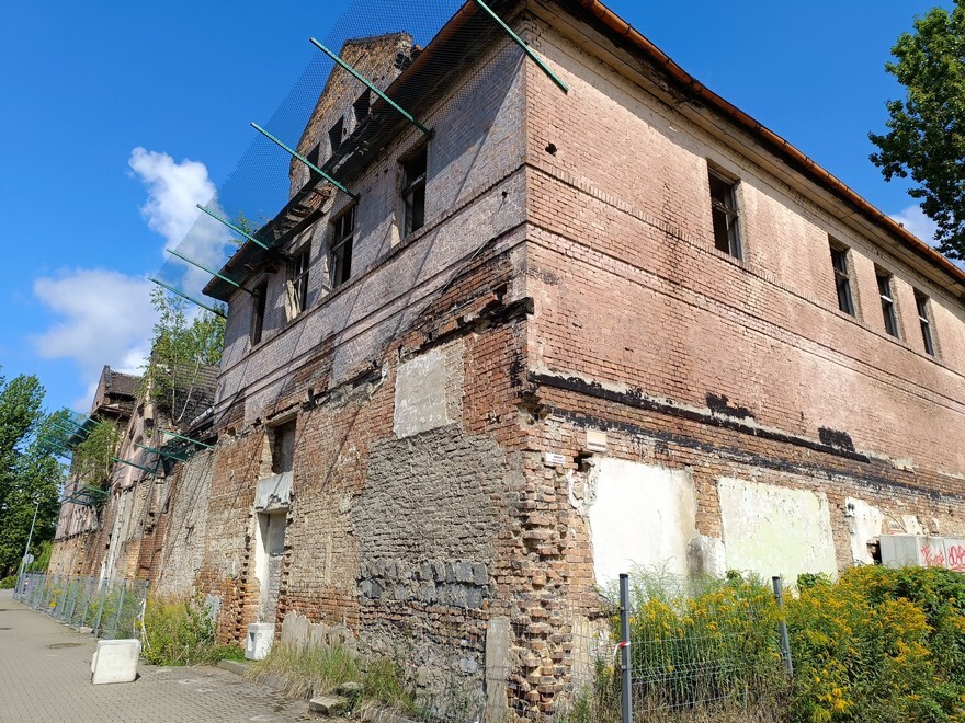 Dawniej mieściła się tu Fabryka Margaryny, dziś pogrążony w ruinie zabytkowy budynek stoi pusty. Obiekt oklejony jest tablicami ostrzegającymi, że grozi zawaleniem, tuż obok niego znajduje się jeden z popularnych marketów, a już niedługo podróżni będą korzystali z przystanku autobusowego, który powstaje w jego bezpośrednim sąsiedztwie. A jaki jest jego stan techniczny?