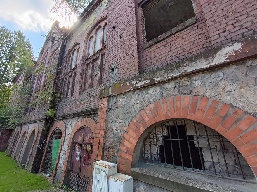 Dawniej mieściła się tu Fabryka Margaryny, dziś pogrążony w ruinie zabytkowy budynek stoi pusty. Obiekt oklejony jest tablicami ostrzegającymi, że grozi zawaleniem, tuż obok niego znajduje się jeden z popularnych marketów, a już niedługo podróżni będą korzystali z przystanku autobusowego, który powstaje w jego bezpośrednim sąsiedztwie. A jaki jest jego stan techniczny?