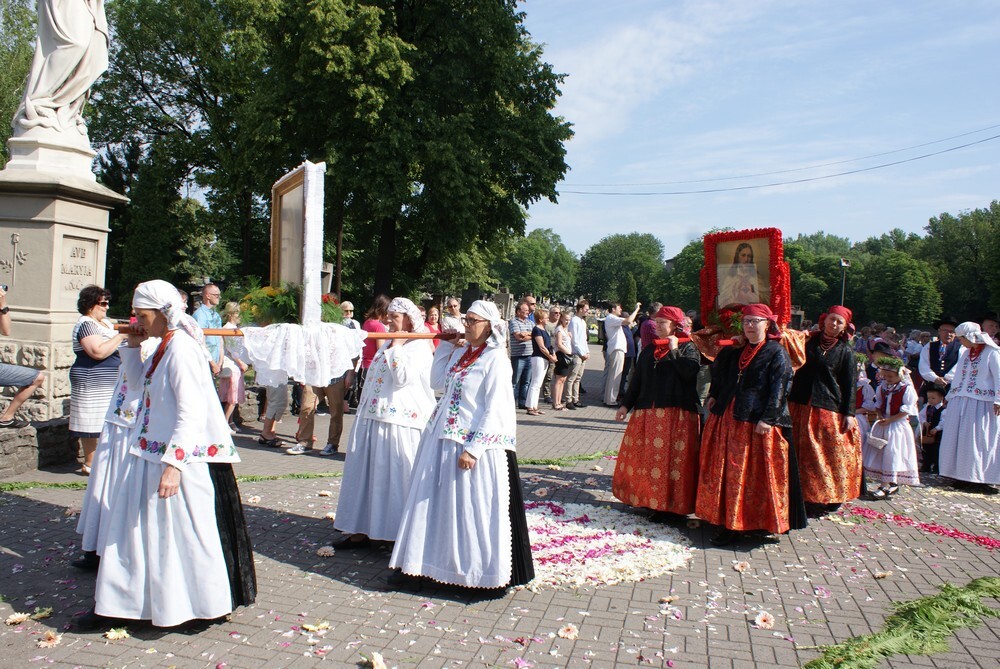 Jak co roku, także dzisiejsza procesja Bożego Ciała na Lipinach była przesączona duchem tradycji nie tylko religijnej, ale również ludowej.