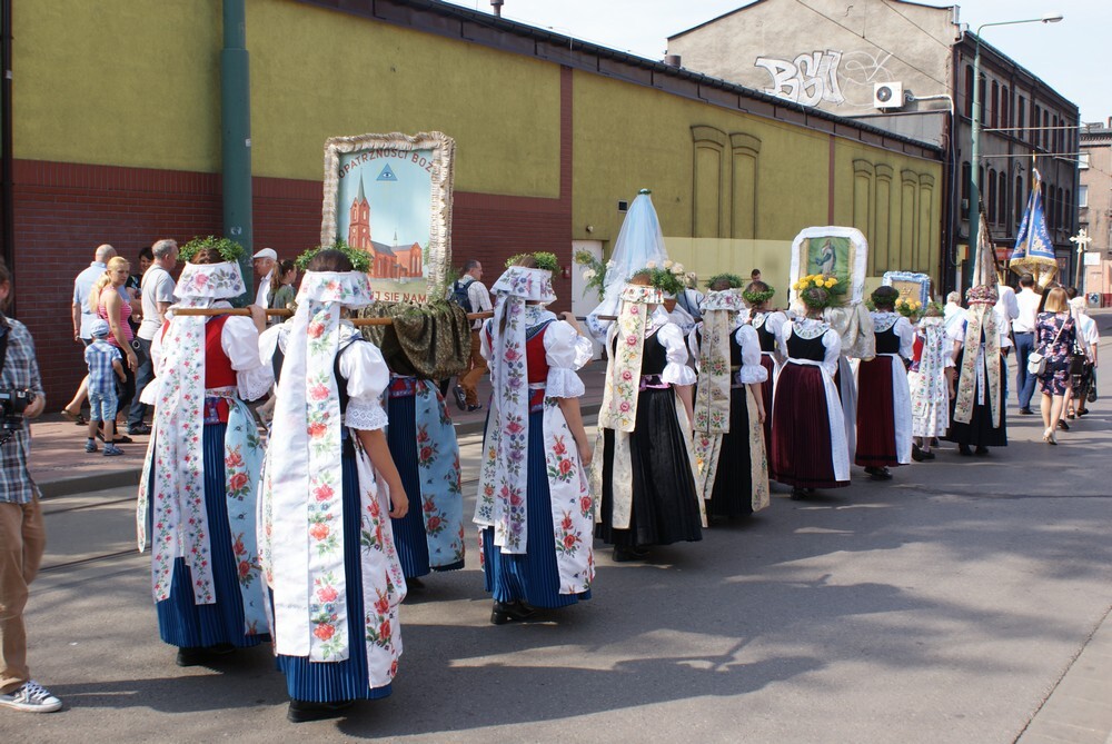 Jak co roku, także dzisiejsza procesja Bożego Ciała na Lipinach była przesączona duchem tradycji nie tylko religijnej, ale również ludowej.