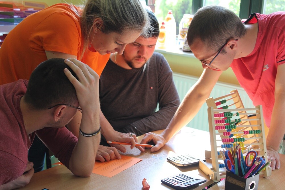 Ostatnio uczniowie Szkoły Przysposabiającej do Pracy w Zespole Szkół Ponadgimnazjalnych nr 7 wzięli udział w warsztatach pt. „Pieniądze nie rosną na drzewach”. Zajęcia zorganizowane zostały w ramach projektu konkursowego Fundacji ING Dzieciom „Dobry pomysł”.