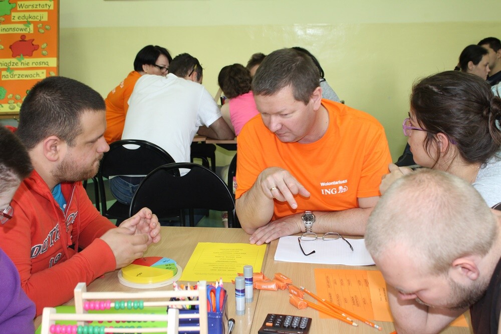 Ostatnio uczniowie Szkoły Przysposabiającej do Pracy w Zespole Szkół Ponadgimnazjalnych nr 7 wzięli udział w warsztatach pt. „Pieniądze nie rosną na drzewach”. Zajęcia zorganizowane zostały w ramach projektu konkursowego Fundacji ING Dzieciom „Dobry pomysł”.