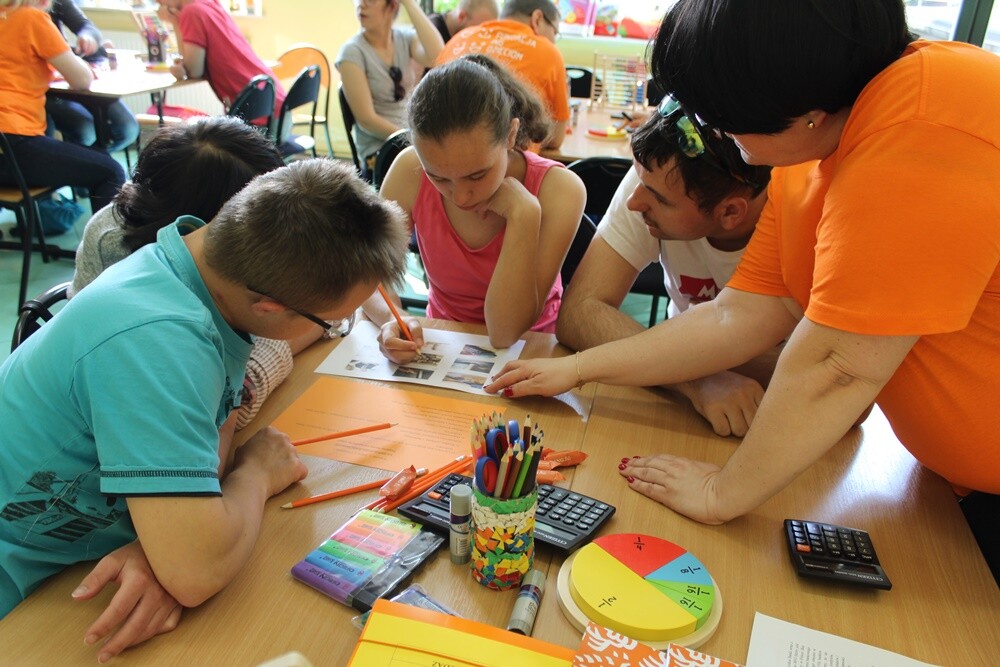 Ostatnio uczniowie Szkoły Przysposabiającej do Pracy w Zespole Szkół Ponadgimnazjalnych nr 7 wzięli udział w warsztatach pt. „Pieniądze nie rosną na drzewach”. Zajęcia zorganizowane zostały w ramach projektu konkursowego Fundacji ING Dzieciom „Dobry pomysł”.