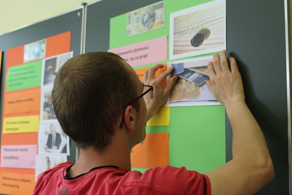 Ostatnio uczniowie Szkoły Przysposabiającej do Pracy w Zespole Szkół Ponadgimnazjalnych nr 7 wzięli udział w warsztatach pt. „Pieniądze nie rosną na drzewach”. Zajęcia zorganizowane zostały w ramach projektu konkursowego Fundacji ING Dzieciom „Dobry pomysł”.