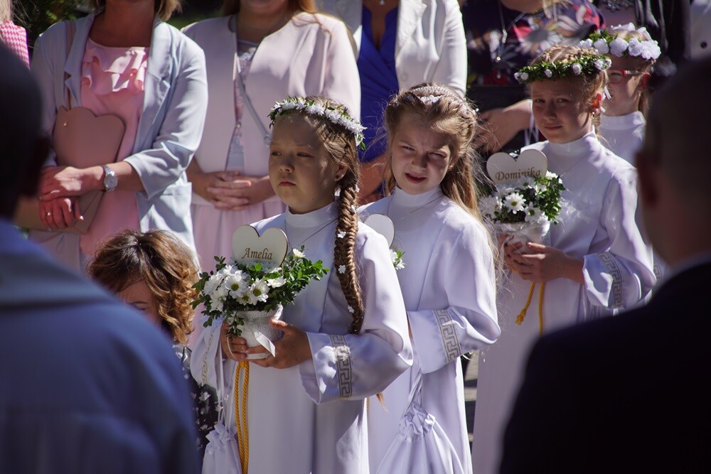 W wielu rudzkich parafiach dzieci przyjęły dzisiaj Pierwszą Komunię Świętą. Z okazji tego wyjątkowego dnia zarówno dzieciom, jak i rodzicom składamy najlepsze życzenia.