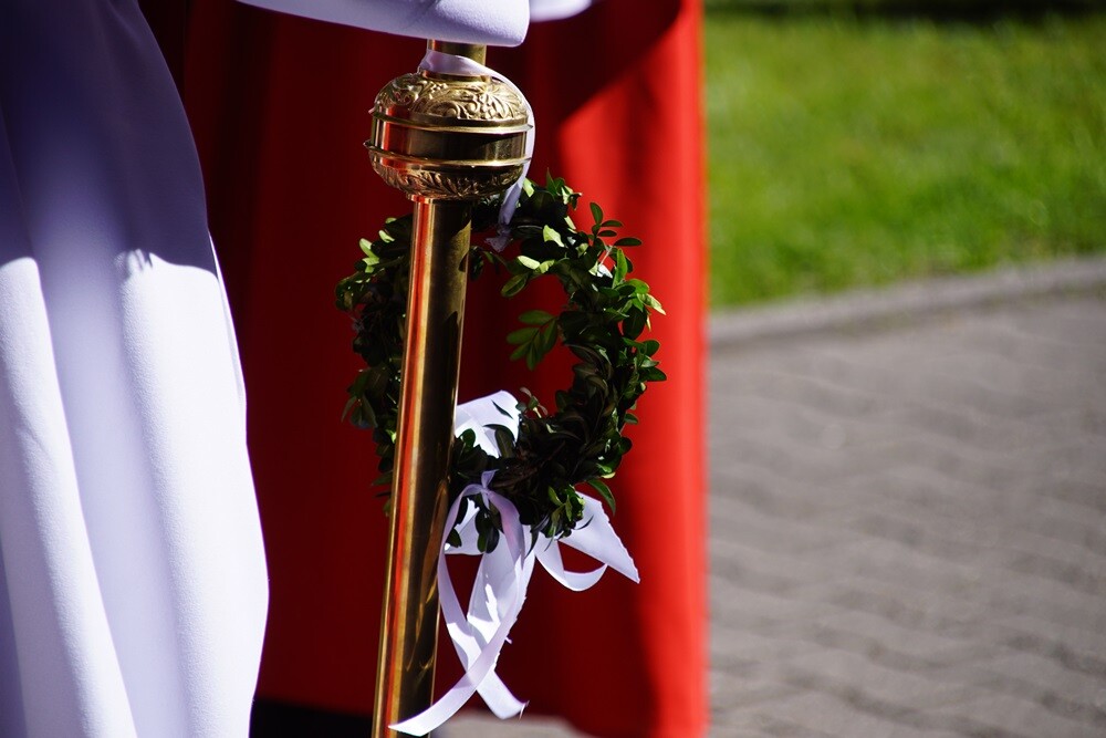 W wielu rudzkich parafiach dzieci przyjęły dzisiaj Pierwszą Komunię Świętą. Z okazji tego wyjątkowego dnia zarówno dzieciom, jak i rodzicom składamy najlepsze życzenia.